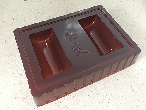 咖啡色挽边托
